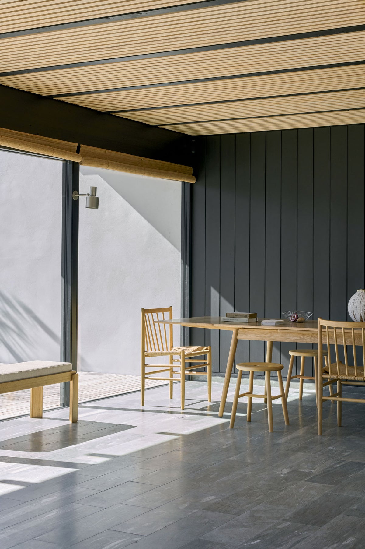 C35CH spisebord designet af Poul Vlther, J27 skammel designet af Børge Morgensen og J80 spisebordstol designet af Jørgen Bækmark