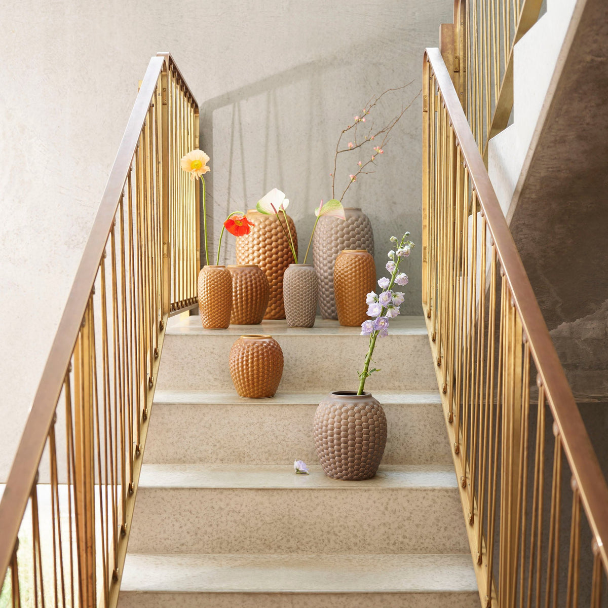 S8 Lupin Vase Golden Brown 44,5 cm af FDB Møbler - Miljøbillede