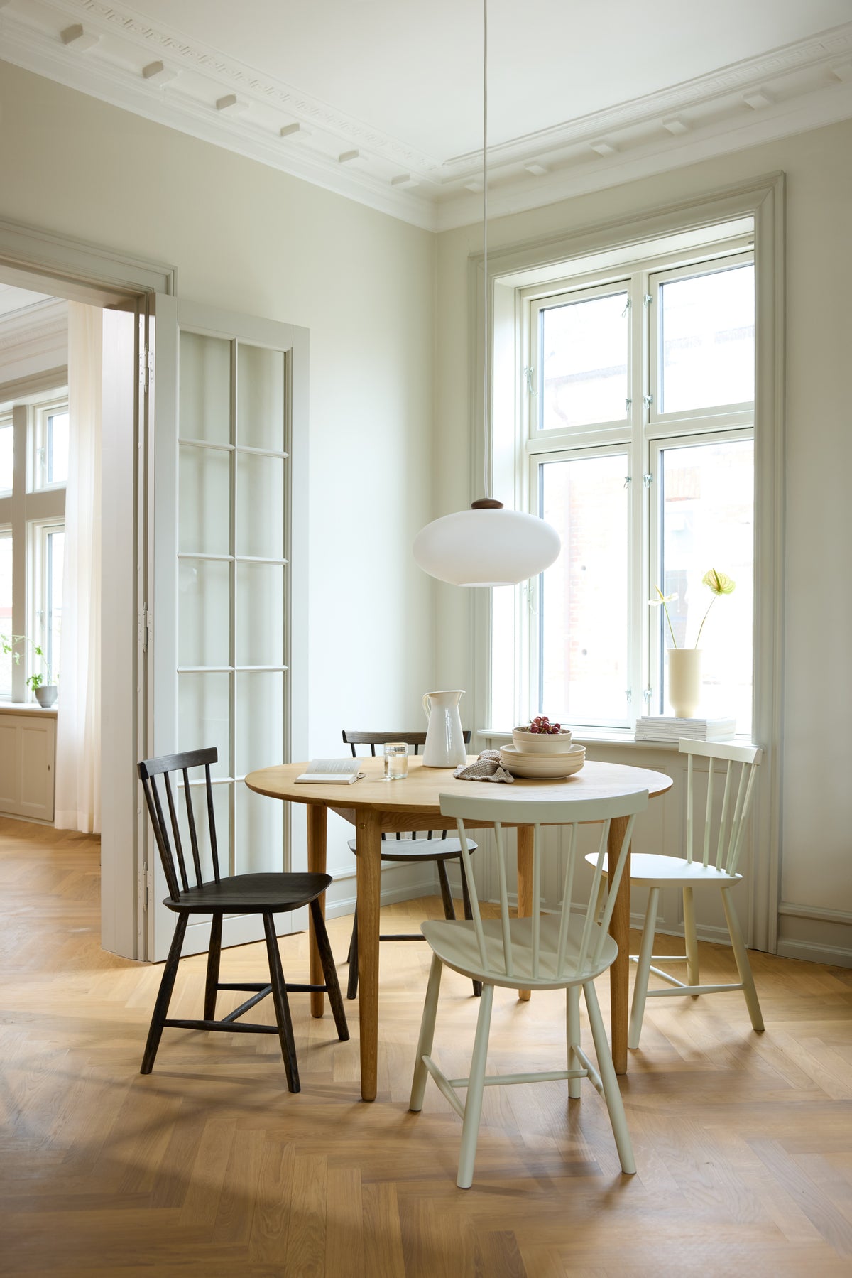 J46 - Chair - Oak - Smoked-colored - Lifestyle 1
