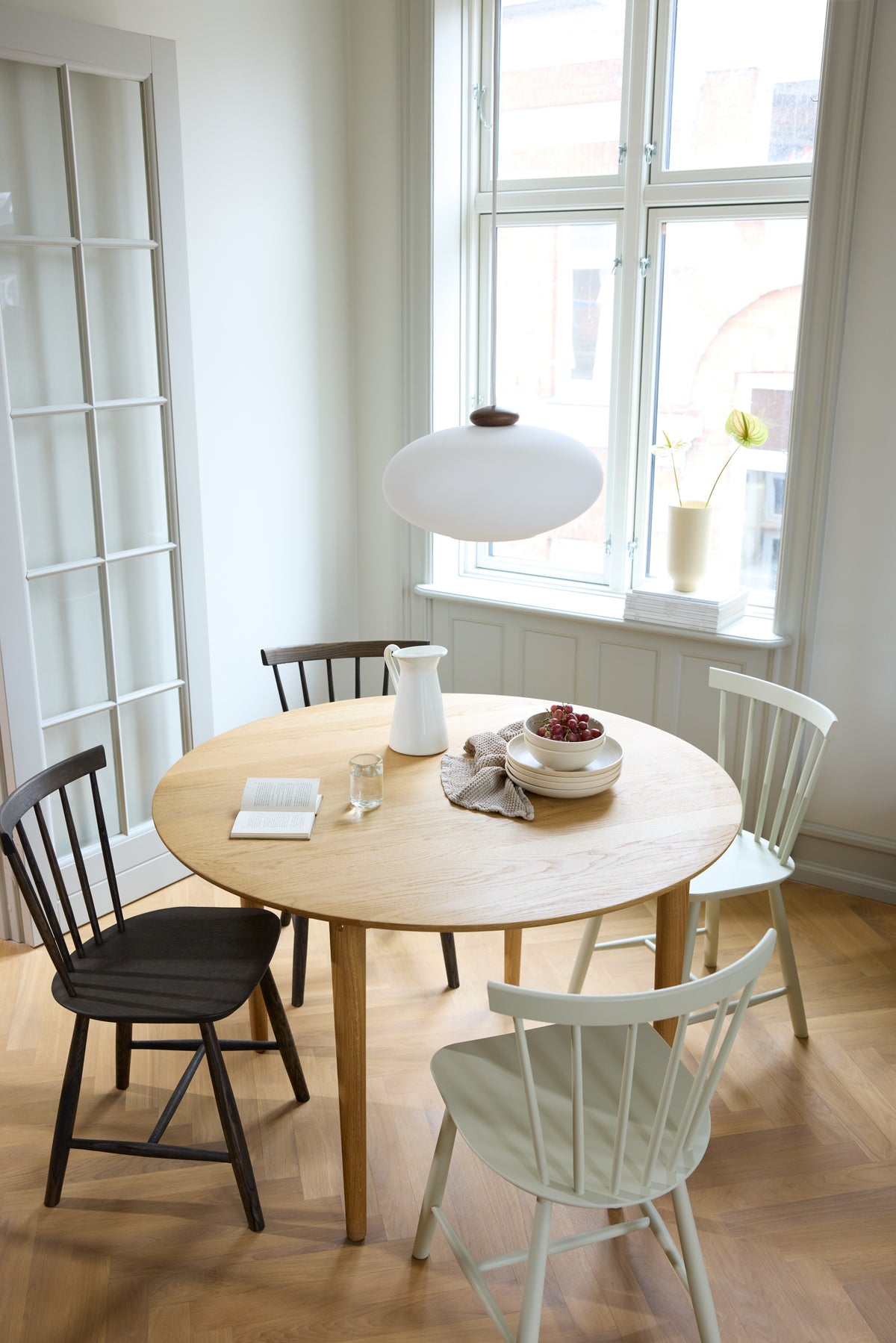 J46 - Chair - Oak - Smoked-colored - Lifestyle 2