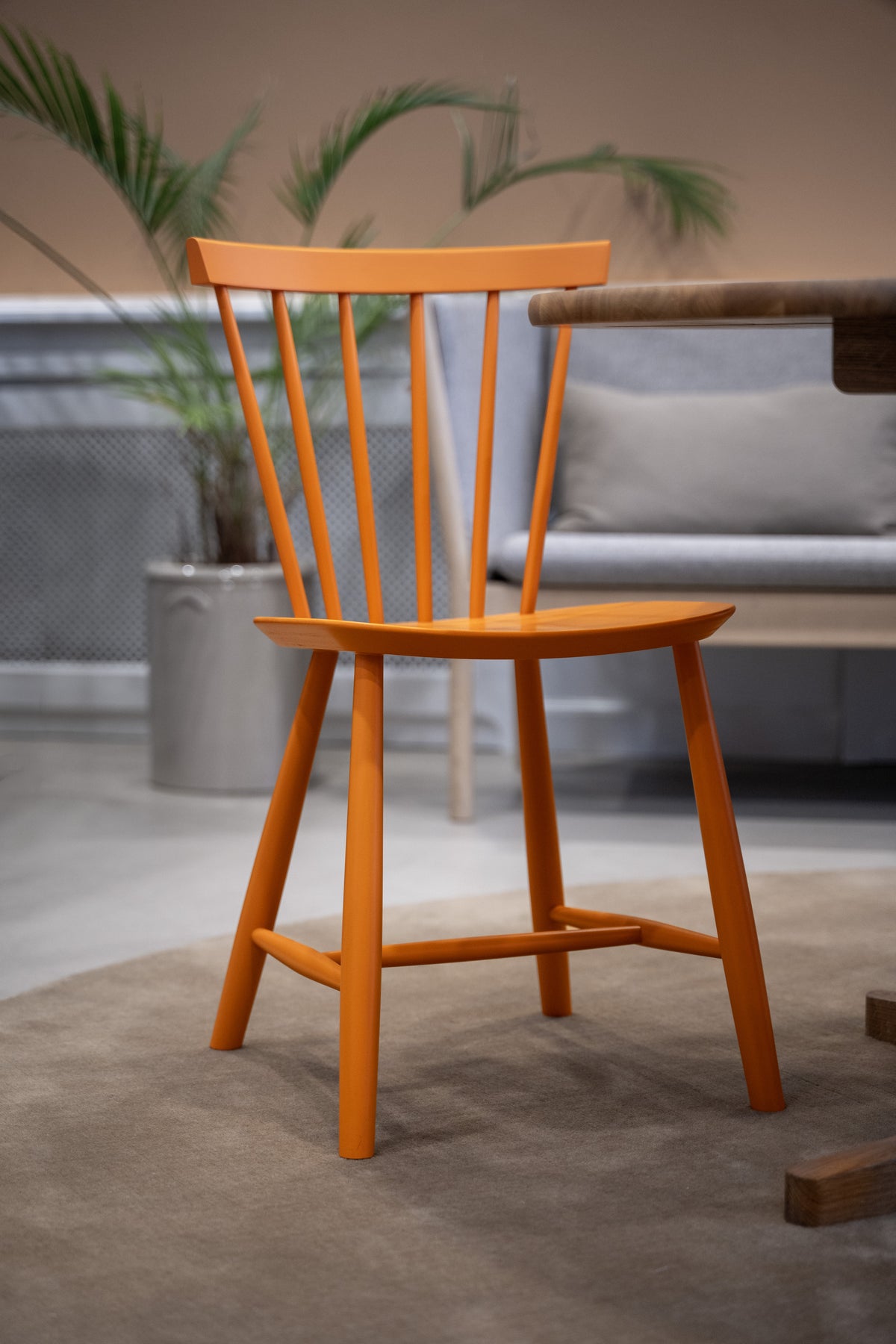 J46 spisebordstol Designet af Poul Volther i Orange - Lifestyle 1