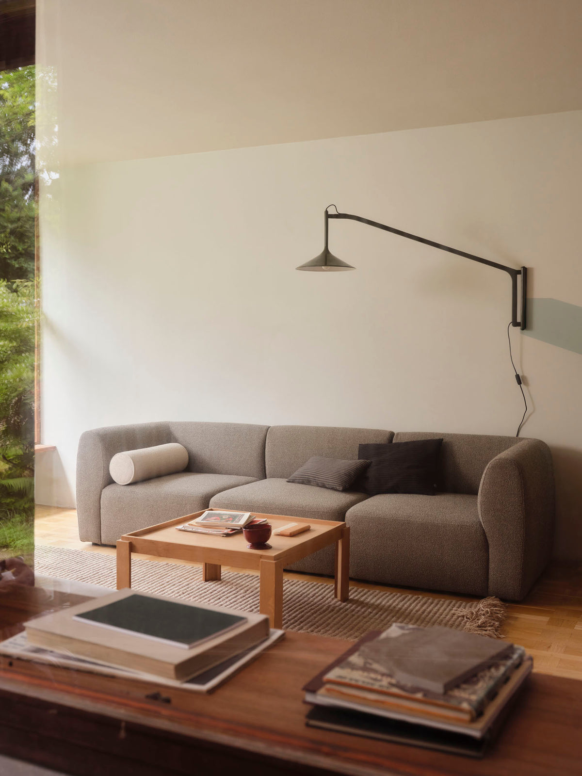 Korinth sofa designet af krøyer-sætter-lassen, Kalø sofabord designmet af Laura Bilde og Hasle lampe designet af Laura Lange - Lifestyle 1