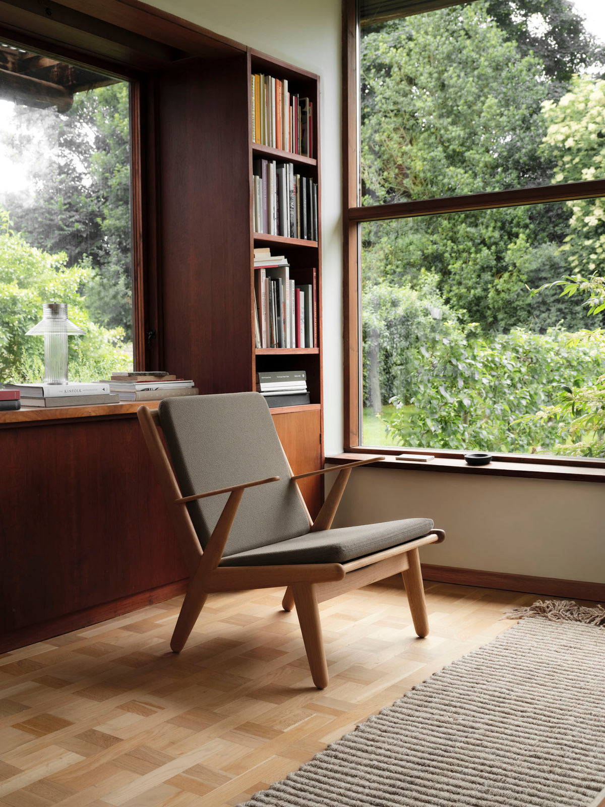 J53 lænestol designet af Poul Volther - Lifestyle 1