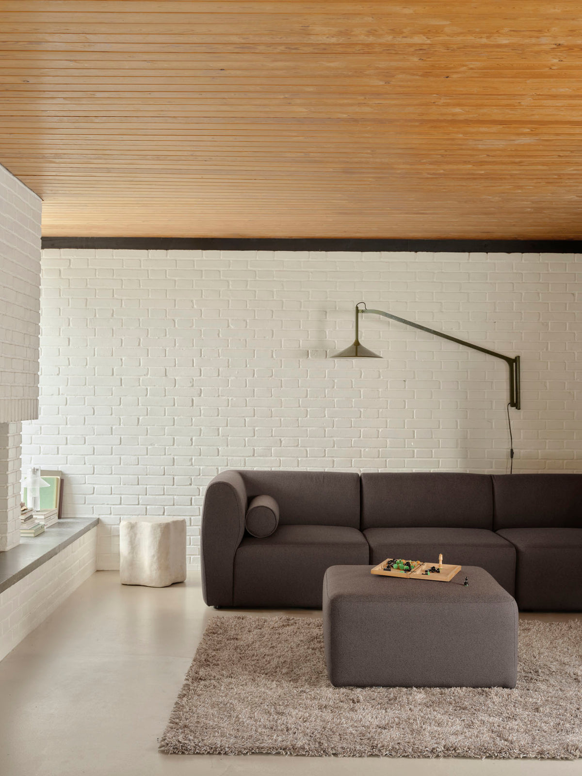 Korinth sofa designet af krøyer-sætter-lassen og Hasle lampe designet af Laura Lange - Lifestyle 2