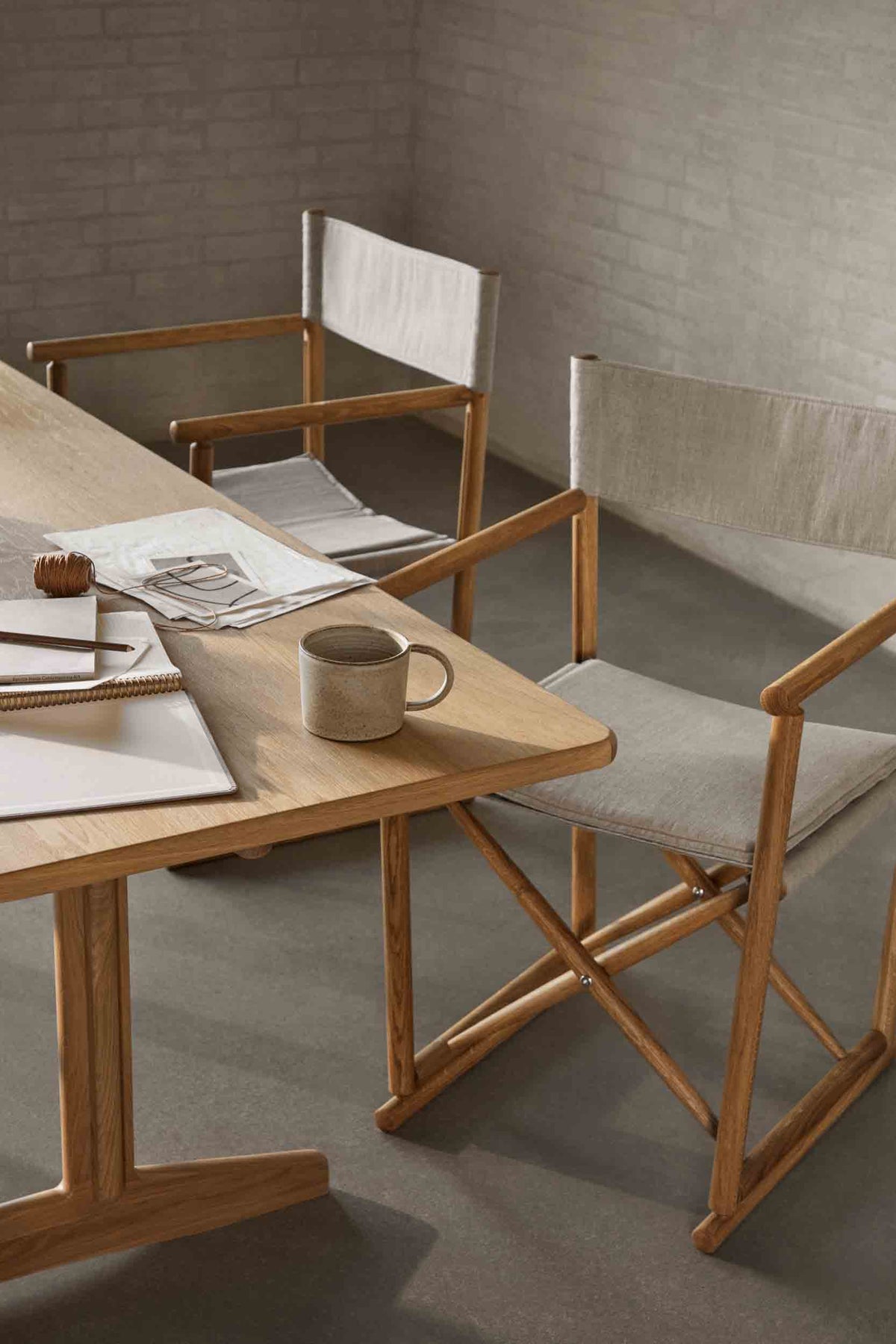 J138 - Folding chair - Oak - Linen - Beige - Lifestyle 1
