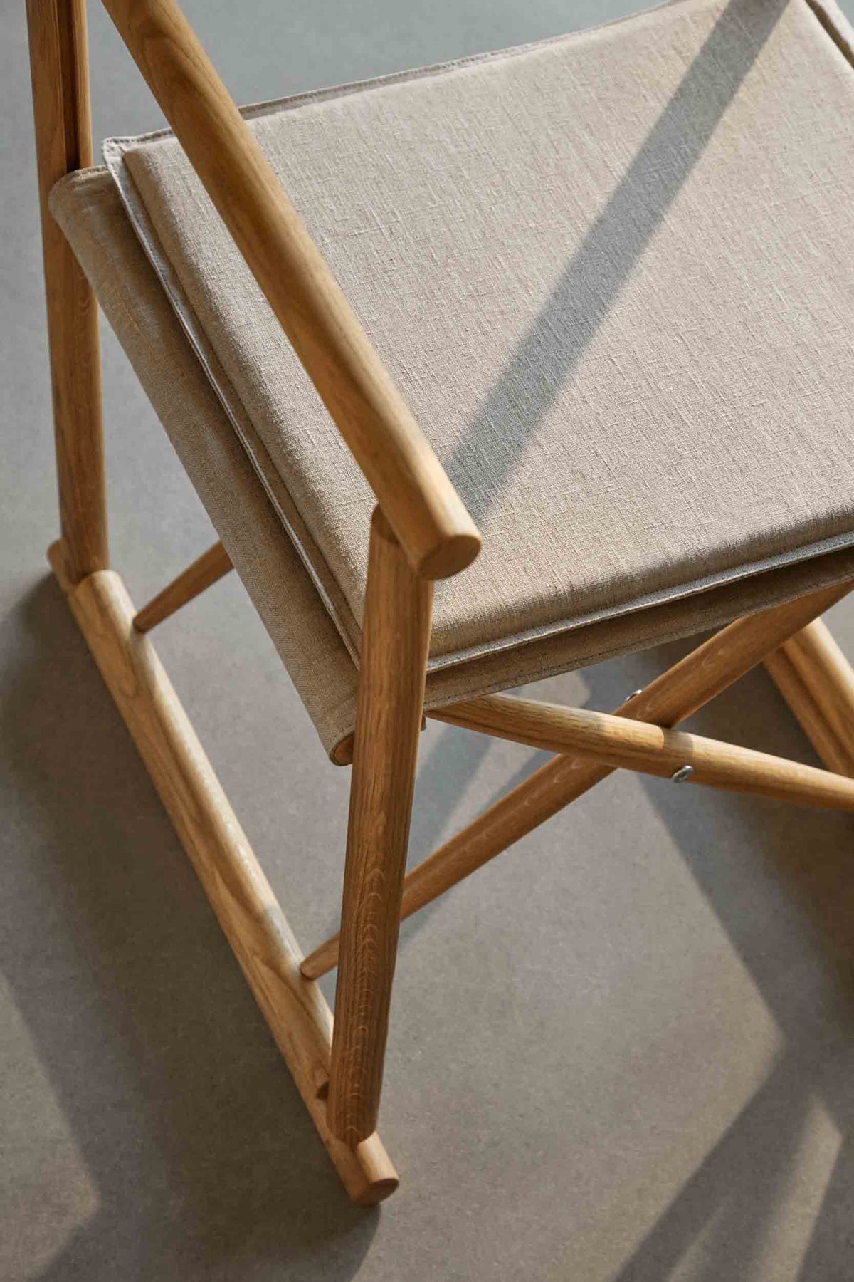 J138 - Folding chair - Oak - Linen - Beige - Lifestyle 2