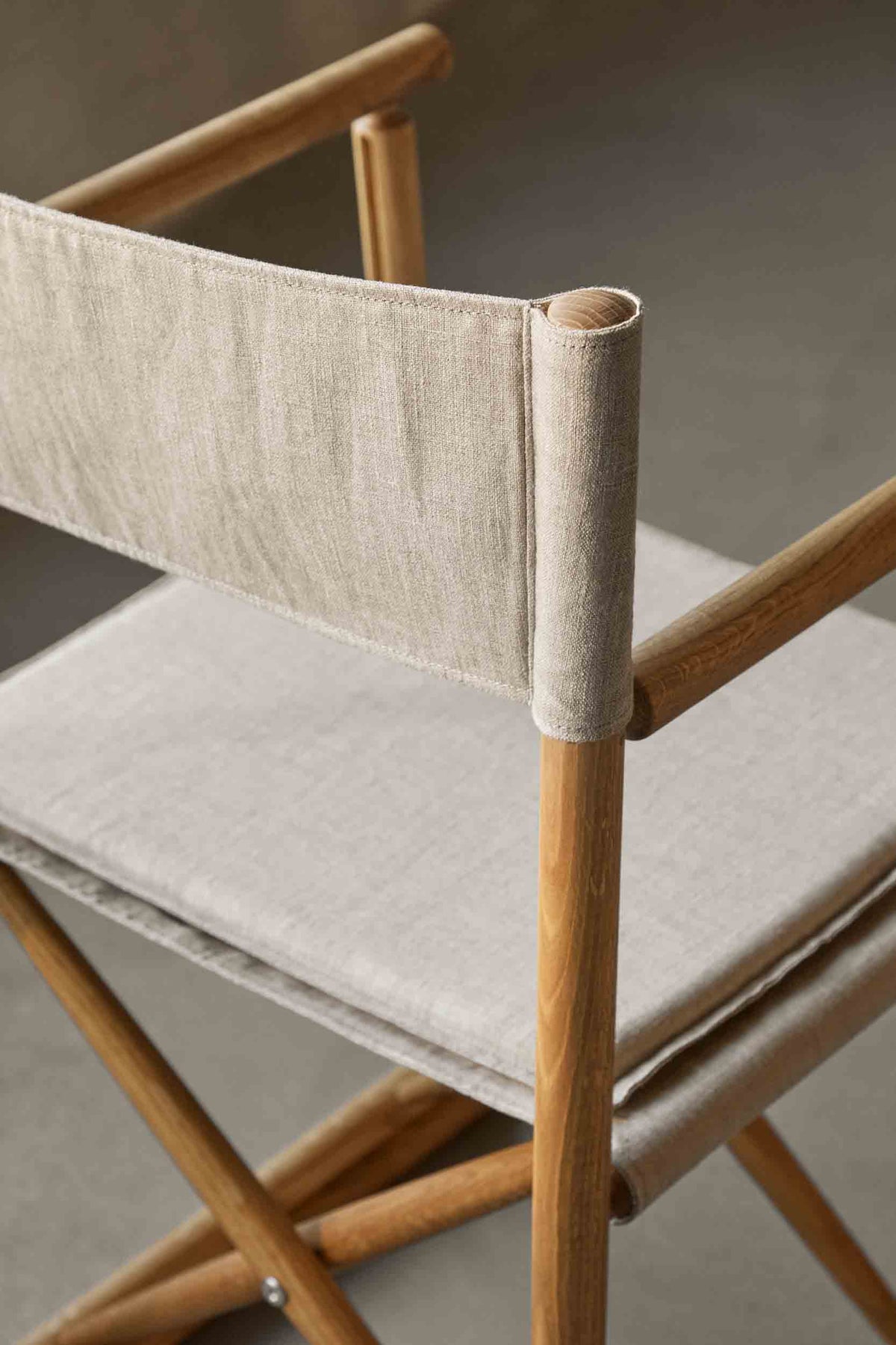 J138 - Folding chair - Oak - Linen - Beige - Lifestyle 3
