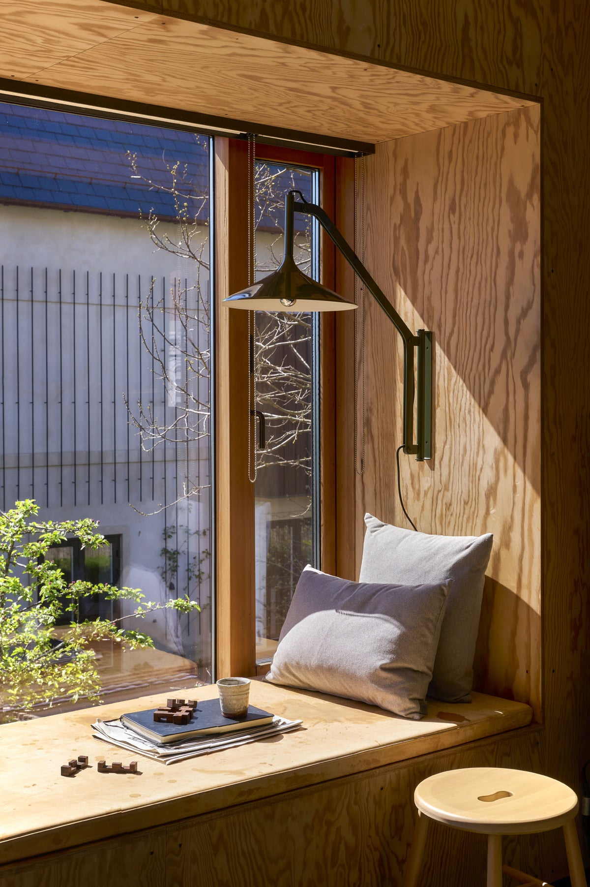 U18 Hasle lampe designet af Laura Lange, R40 Askø pude og J27 skammel designet af Børge Morgensen - Lifestyle 2