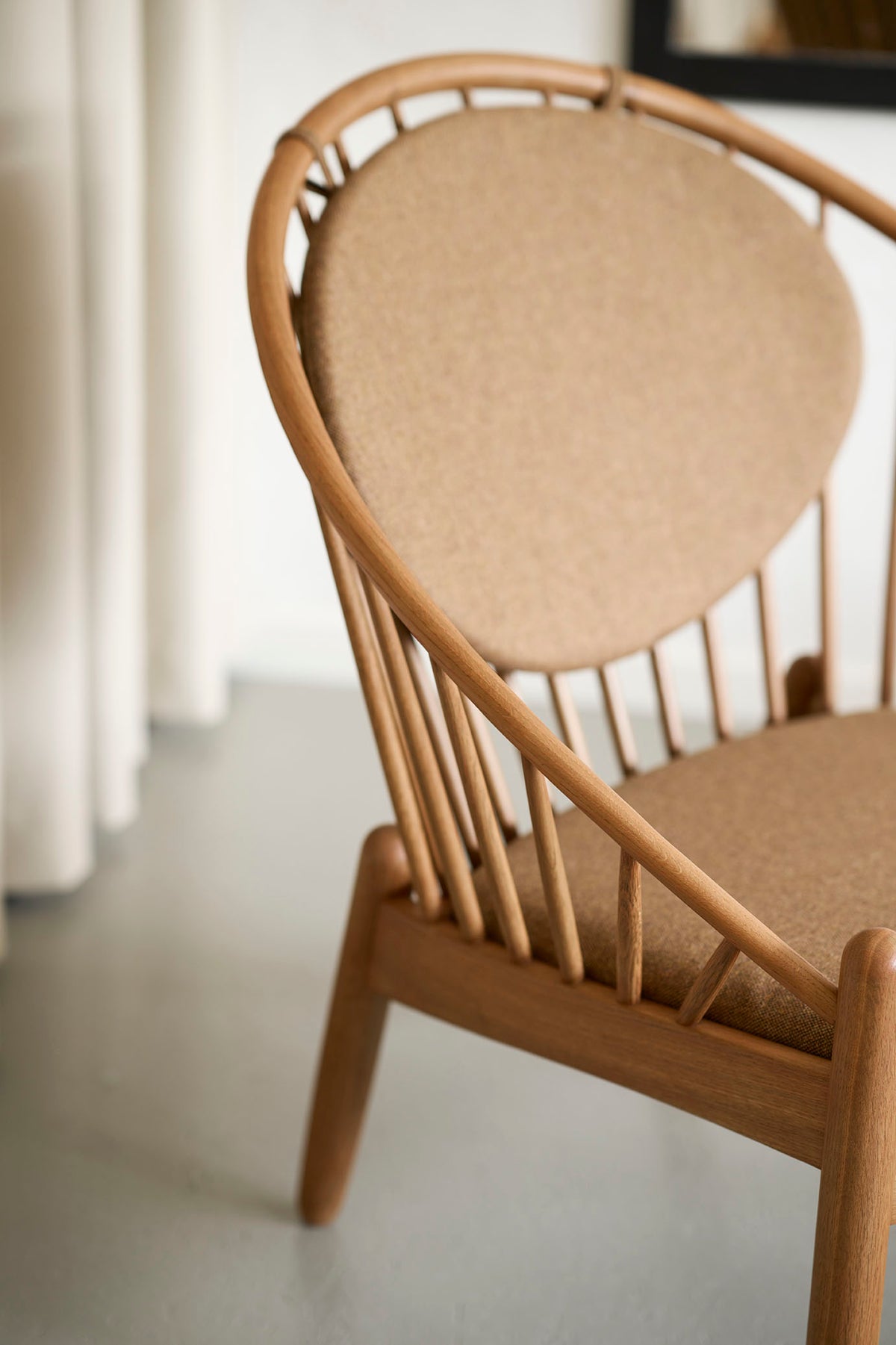 J166 Jørna lænestol designet af Poul Volther - Lifestyle 1