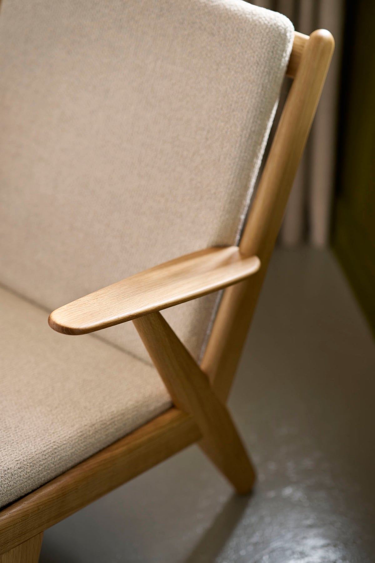 J53 lænestol designet af Poul Volther - Lifestyle 1