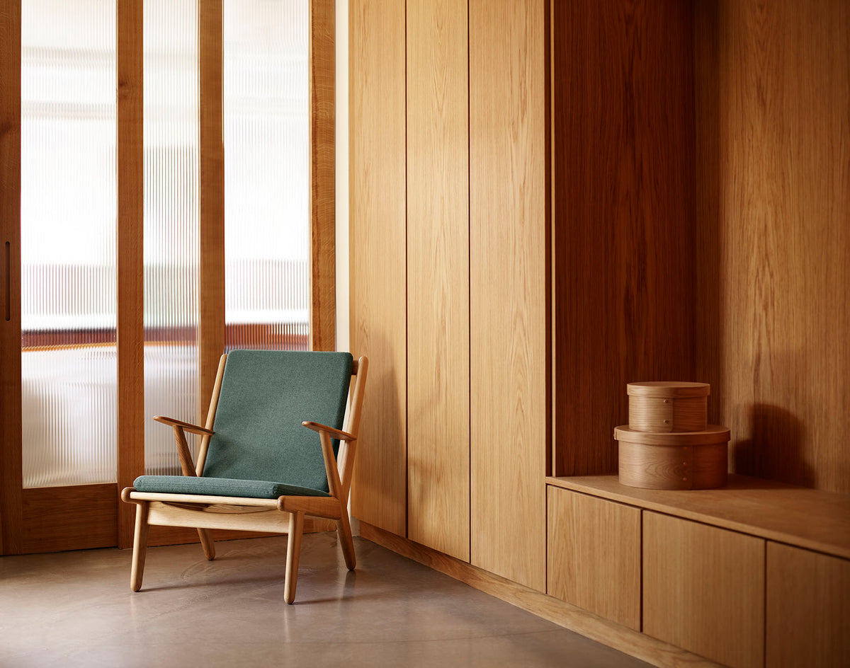 J53 lænestol designet af Poul Volther - Lifestyle 1