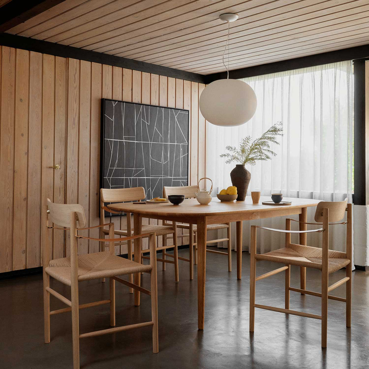 J186 Hesbjreg spisebordstl designet af Unit10 og C63E spisebord designet af Unit10