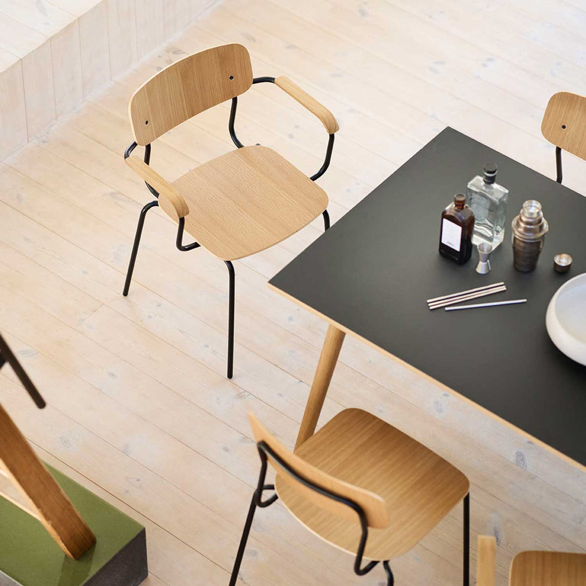 Holmen spisebordstol designet af Jakob Thau og C35C spisebord designet af Poul Volther