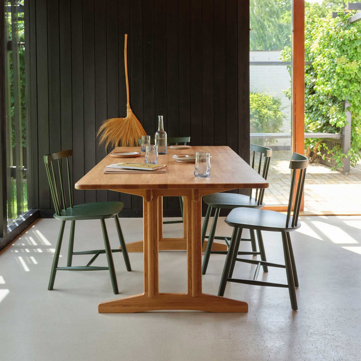 J46 spisebordstol designet af Poul Volther og C64 Shaker spisebord designet af Børge Morgensen