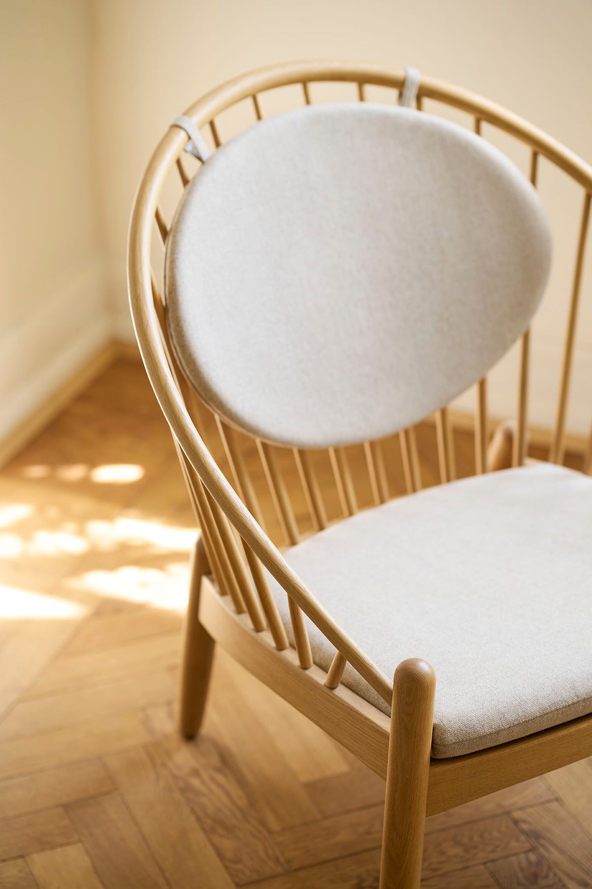 J166 Jørna lænestol designet af Poul Volther - Lifestyle 4